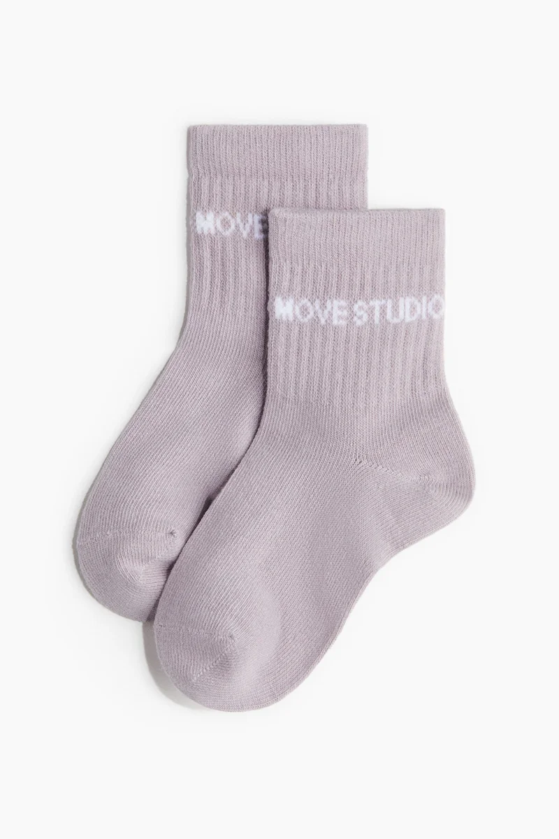 اتش اند ام جوارب رياضية من نسيج دراي موف - عبوة من 5 أزواج